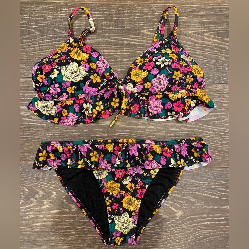 California Sunshine 2 Piece Set. Brand new condition. Juniors/petites
